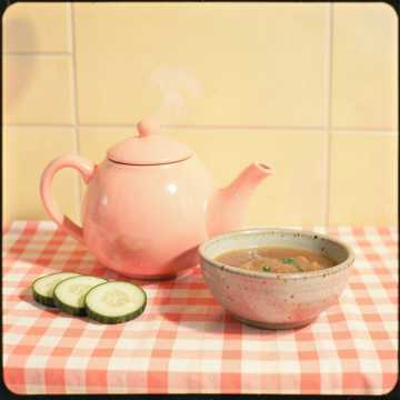 Bitlo.ru - Бабушка Юля, такая молодец! Нарезала огурец и с...